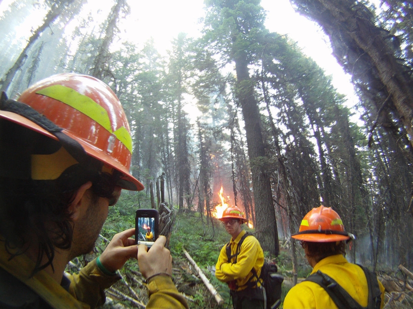 In the United States, a scandal broke out over selfies of firefighters against the background of a burning house In the United States, a scandal broke out over selfies of firefighters against the background of a burning house