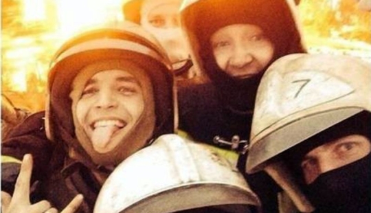 In the United States, a scandal broke out over selfies of firefighters against the background of a burning house In the United States, a scandal broke out over selfies of firefighters against the background of a burning house