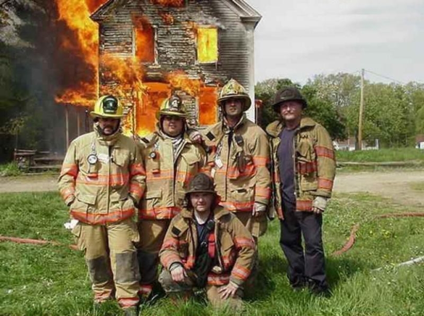 In the United States, a scandal broke out over selfies of firefighters against the background of a burning house In the United States, a scandal broke out over selfies of firefighters against the background of a burning house