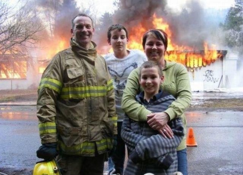 In the United States, a scandal broke out over selfies of firefighters against the background of a burning house In the United States, a scandal broke out over selfies of firefighters against the background of a burning house