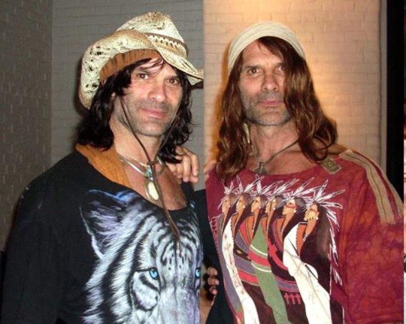 In the USA, one of the twin brothers who played the main roles in the 90s comedy "Nannies" has died