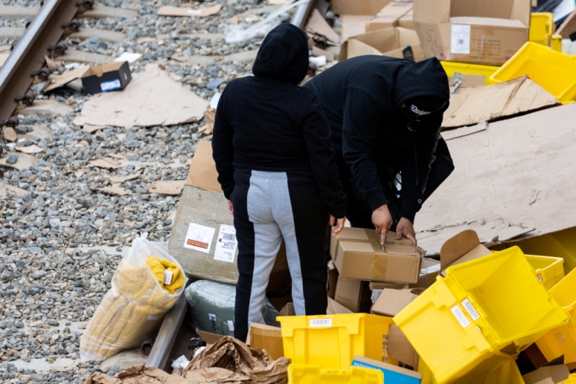 In the USA, the tradition of robbing mail trains has been revived In the USA, the tradition of robbing mail trains has been revived
