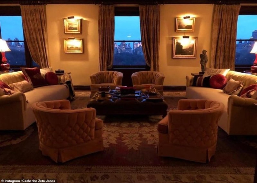 Increíbles vistas, enormes habitaciones y un mar de orquídeas rosadas: visitando a Catherine Zeta-Jones