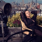 Increíbles vistas, enormes habitaciones y un mar de orquídeas rosadas: visitando a Catherine Zeta-Jones