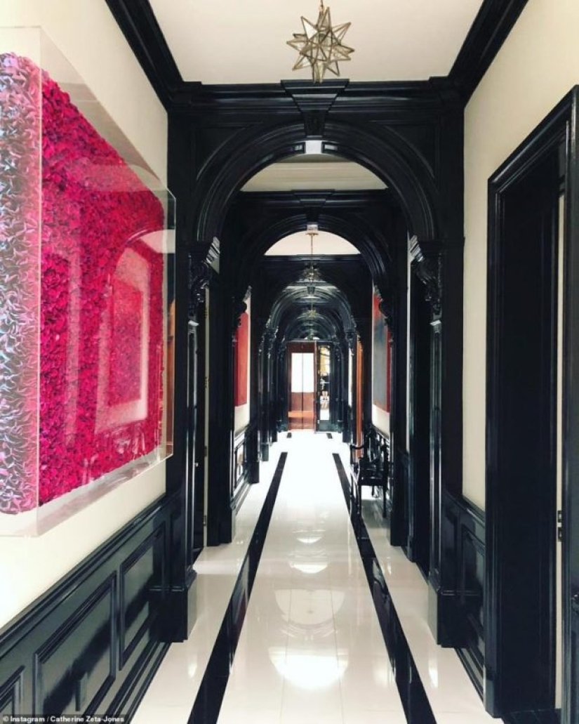 Increíbles vistas, enormes habitaciones y un mar de orquídeas rosadas: visitando a Catherine Zeta-Jones