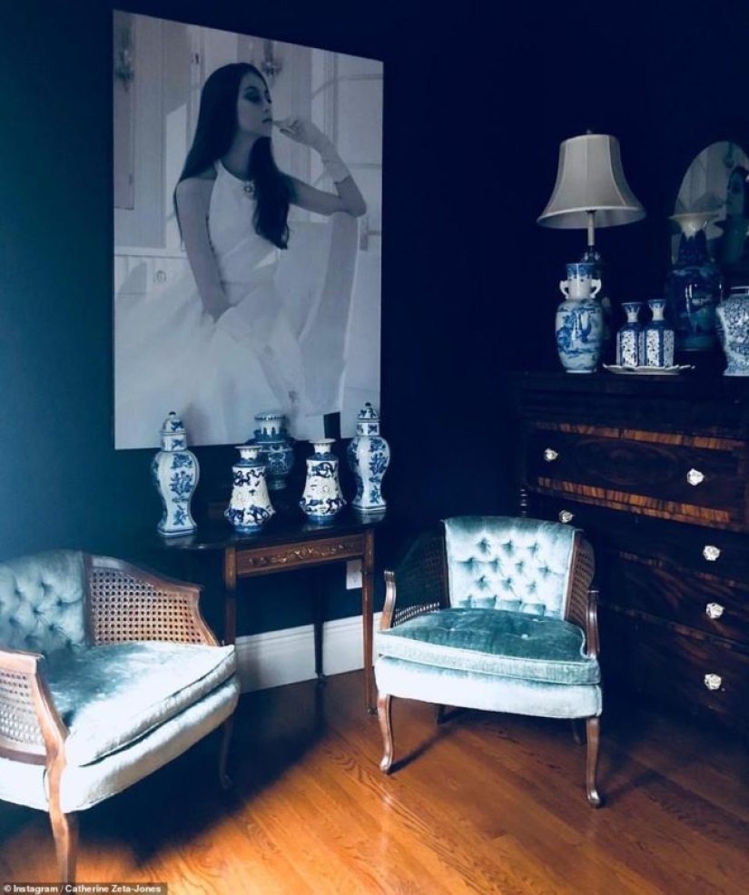 Increíbles vistas, enormes habitaciones y un mar de orquídeas rosadas: visitando a Catherine Zeta-Jones