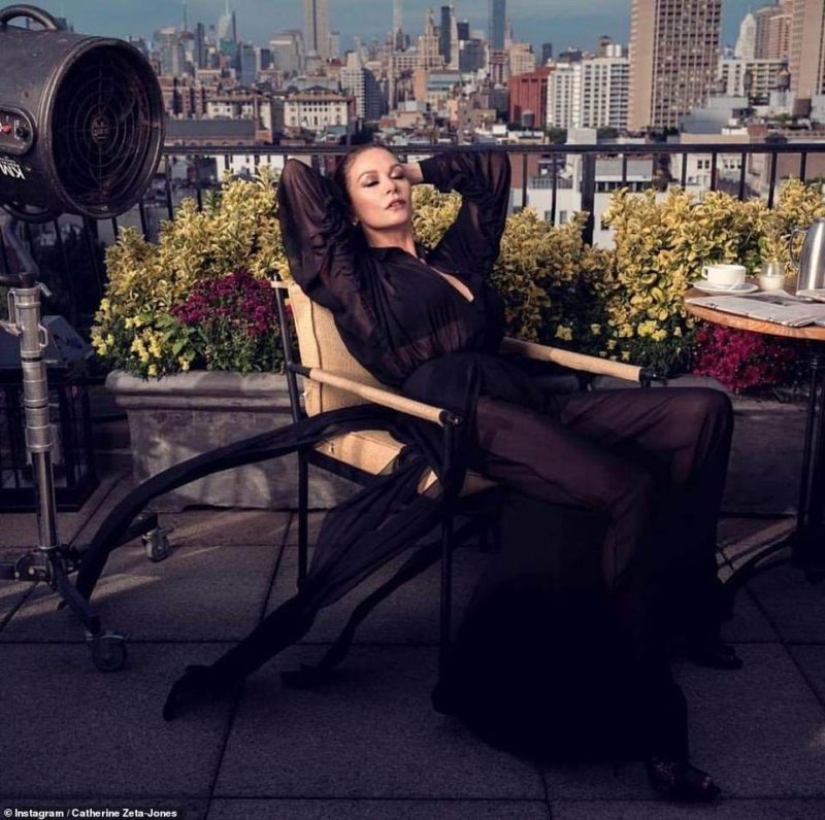 Increíbles vistas, enormes habitaciones y un mar de orquídeas rosadas: visitando a Catherine Zeta-Jones