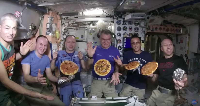 "Inesperadamente delicioso": los astronautas de la ISS cocinaron pizza en el espacio