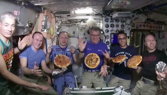 "Inesperadamente delicioso": los astronautas de la ISS cocinaron pizza en el espacio