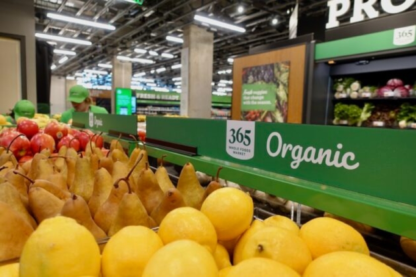 Inside "Amazon Go Grocery": the company opened the first supermarket without cashiers and checkout lanes