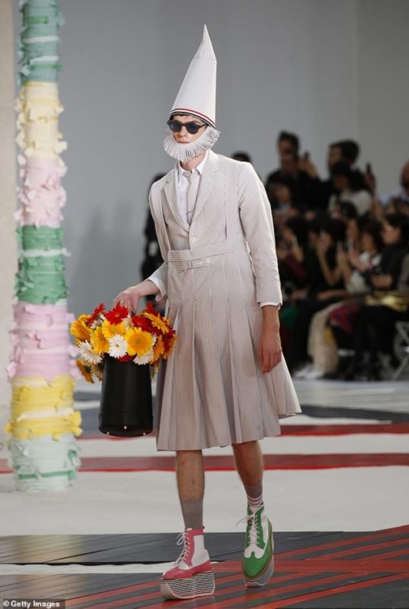 Is it too weak for you to wear such a hat? A pretentious fashion show took place in Paris