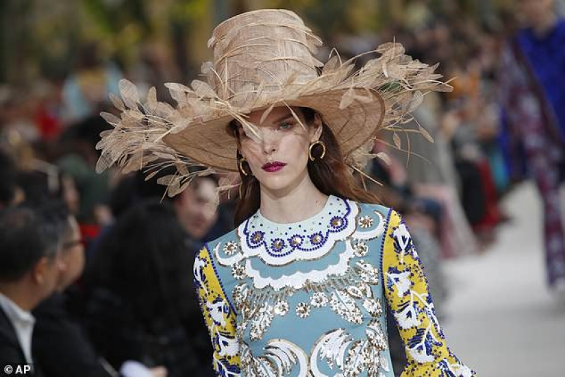 Is it too weak for you to wear such a hat? A pretentious fashion show took place in Paris