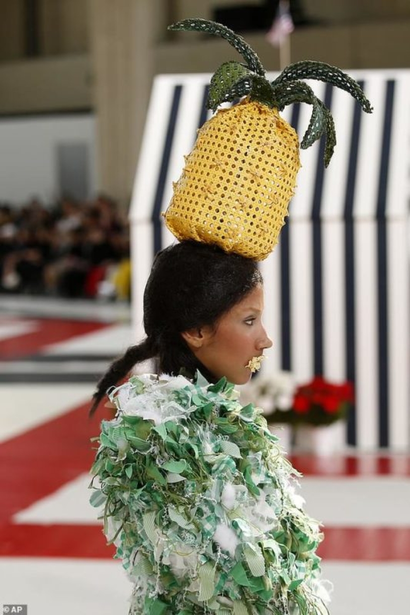 Is it too weak for you to wear such a hat? A pretentious fashion show took place in Paris