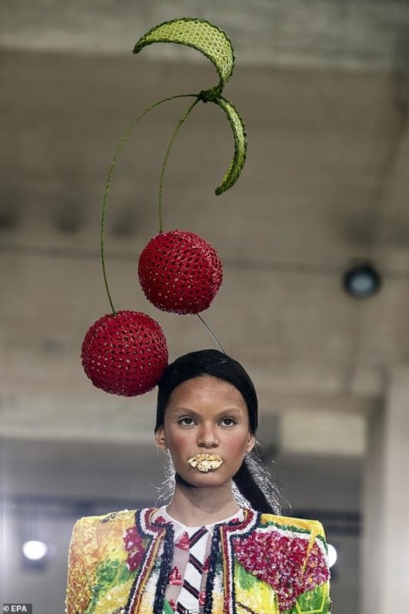 Is it too weak for you to wear such a hat? A pretentious fashion show took place in Paris