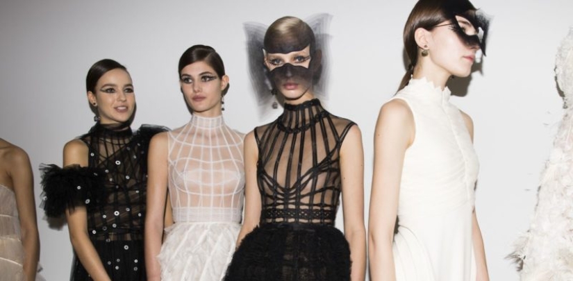 Is it too weak for you to wear such a hat? A pretentious fashion show took place in Paris