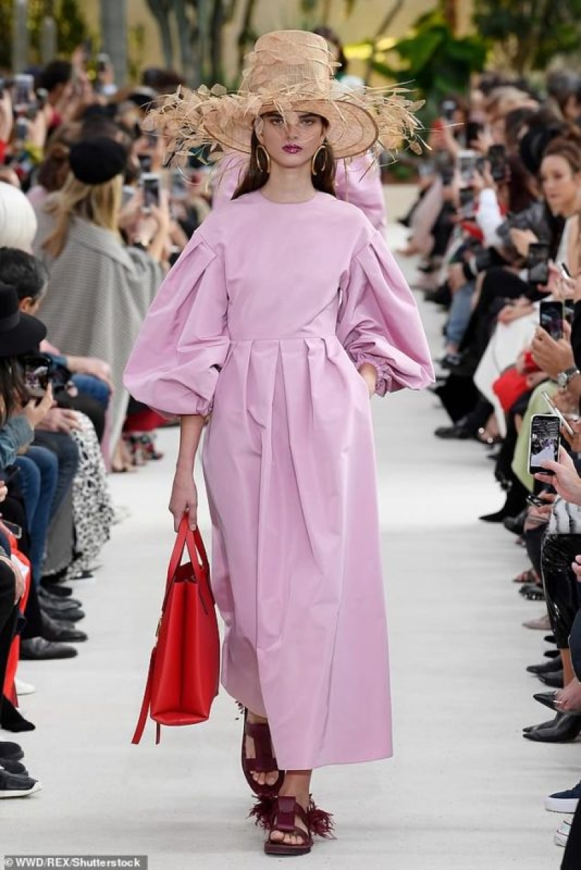 Is it too weak for you to wear such a hat? A pretentious fashion show took place in Paris