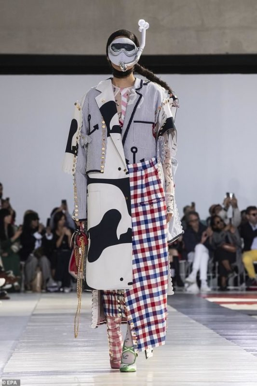 Is it too weak for you to wear such a hat? A pretentious fashion show took place in Paris