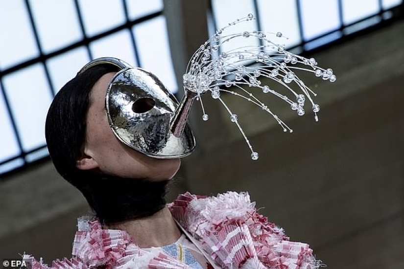 Is it too weak for you to wear such a hat? A pretentious fashion show took place in Paris
