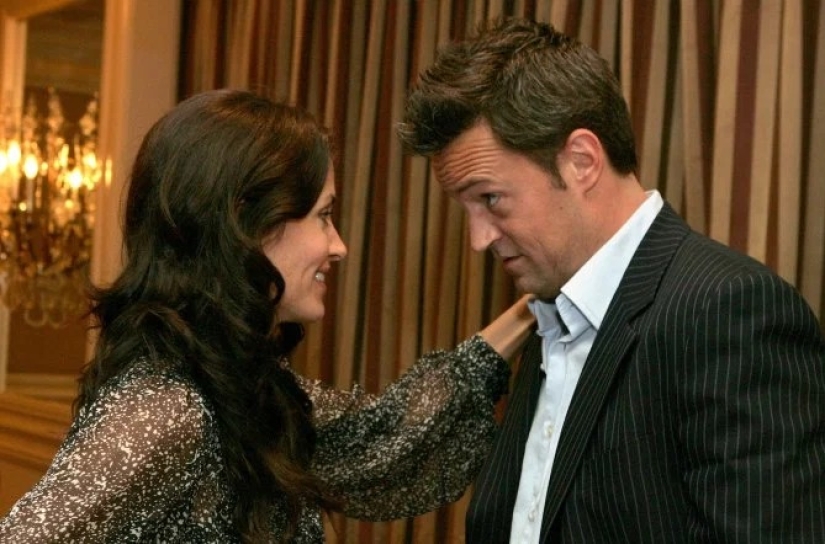 Is this love? Photos of Matthew Perry and Courteney Cox that confirm fans' guesses