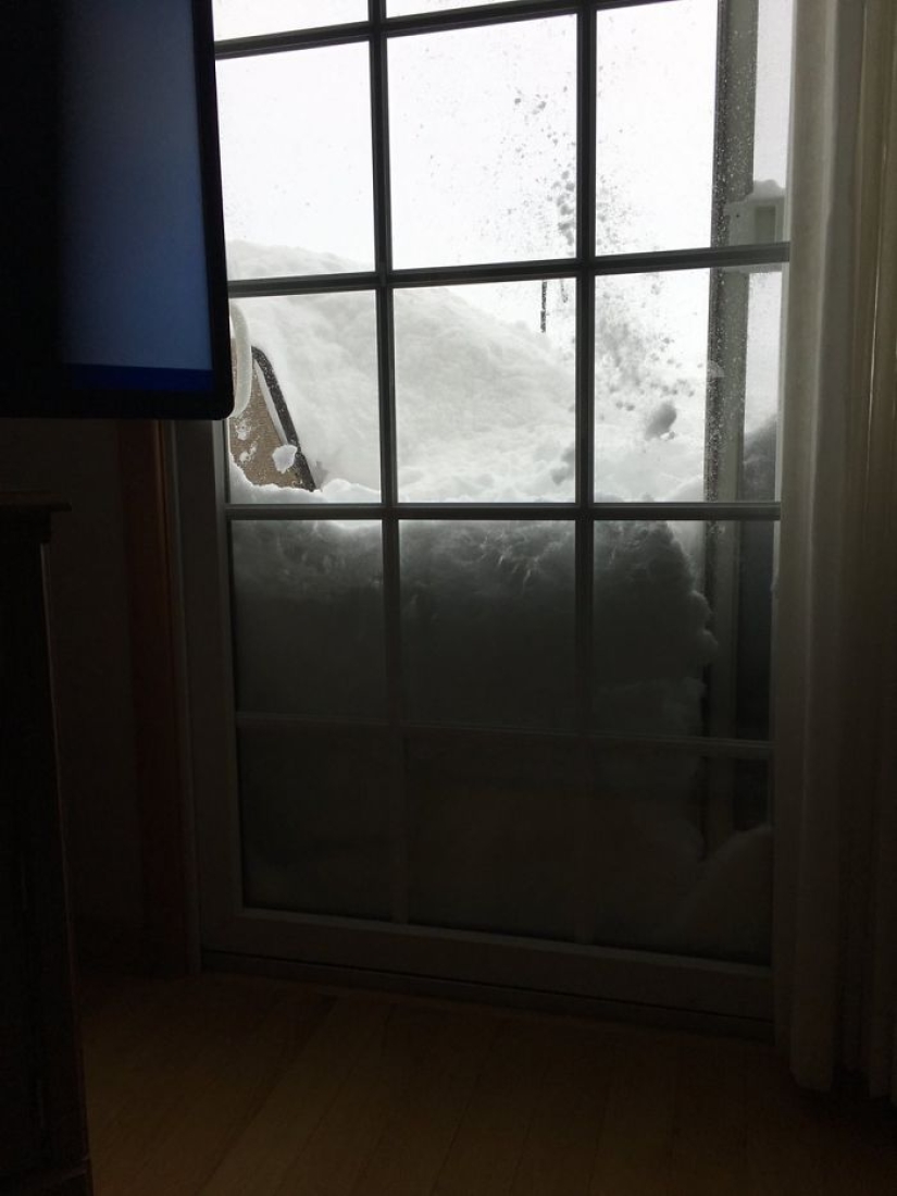 It's so cold in the USA and Canada that windows burst in houses It's so cold in the USA and Canada that windows burst in houses