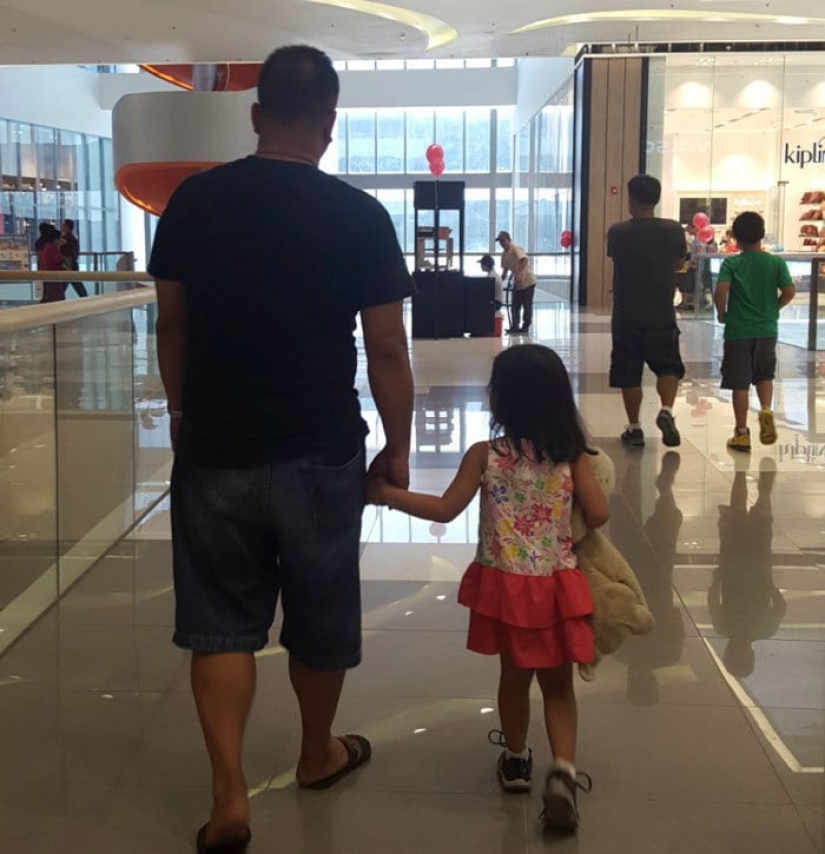 It's so touching! Filipina secretly photographed her husband and daughter for four years