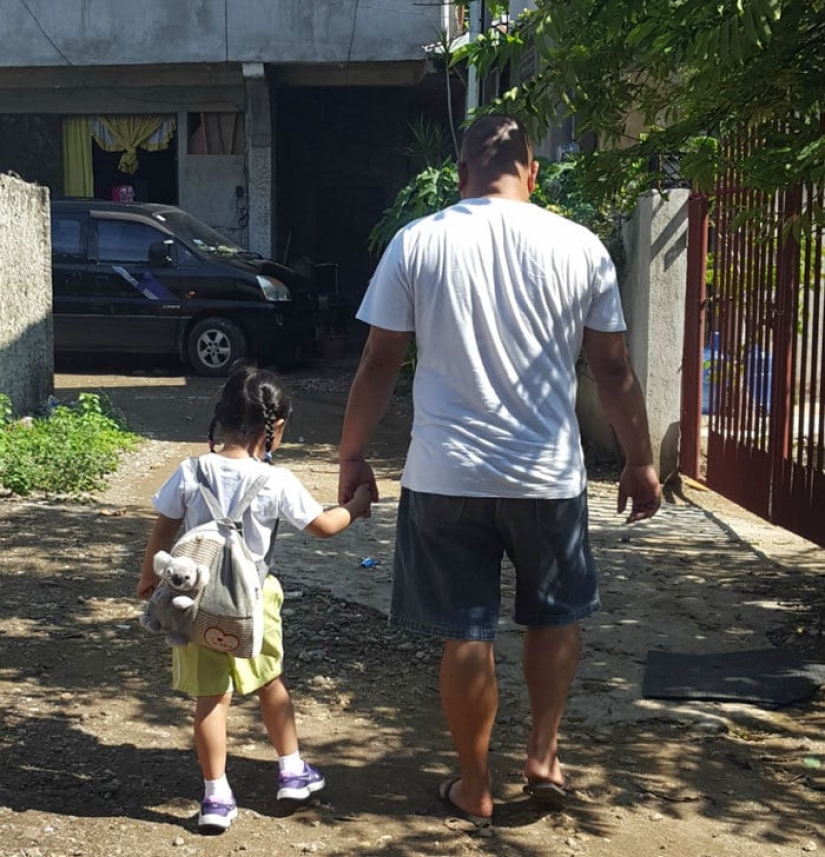 It's so touching! Filipina secretly photographed her husband and daughter for four years