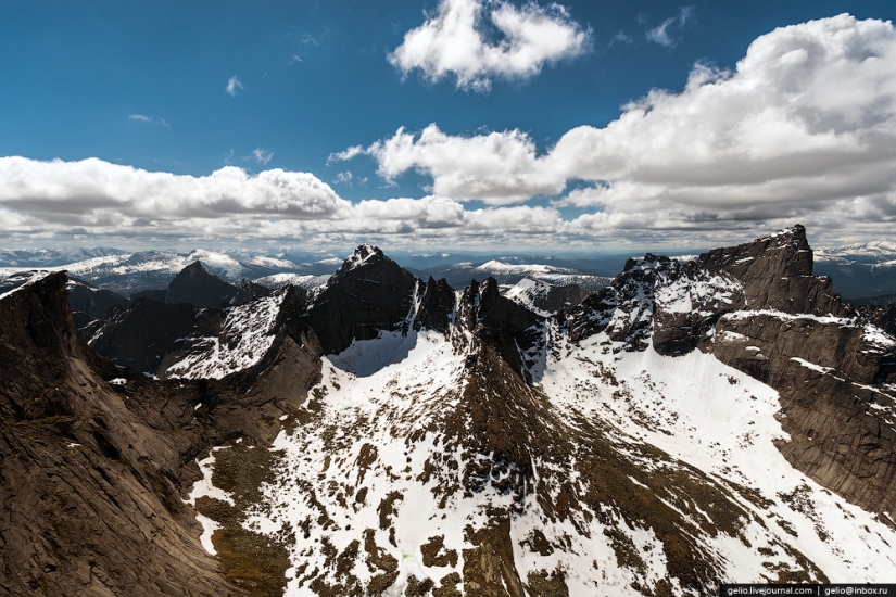 Jakasia desde una altura: Parque Natural Ergaki, Central hidroeléctrica Sayano-Shushenskaya y Abakan Jakasia desde una altura: Parque Natural Ergaki, Central hidroeléctrica Sayano-Shushenskaya y Abakan