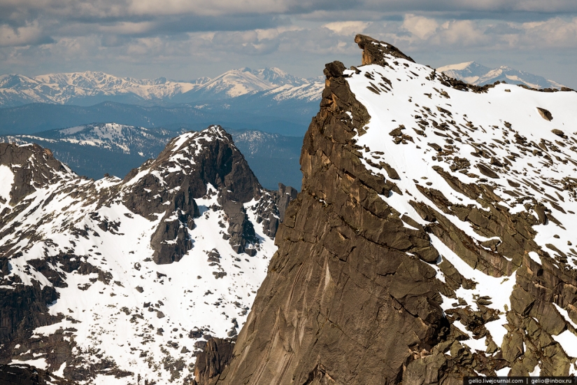 Jakasia desde una altura: Parque Natural Ergaki, Central hidroeléctrica Sayano-Shushenskaya y Abakan Jakasia desde una altura: Parque Natural Ergaki, Central hidroeléctrica Sayano-Shushenskaya y Abakan