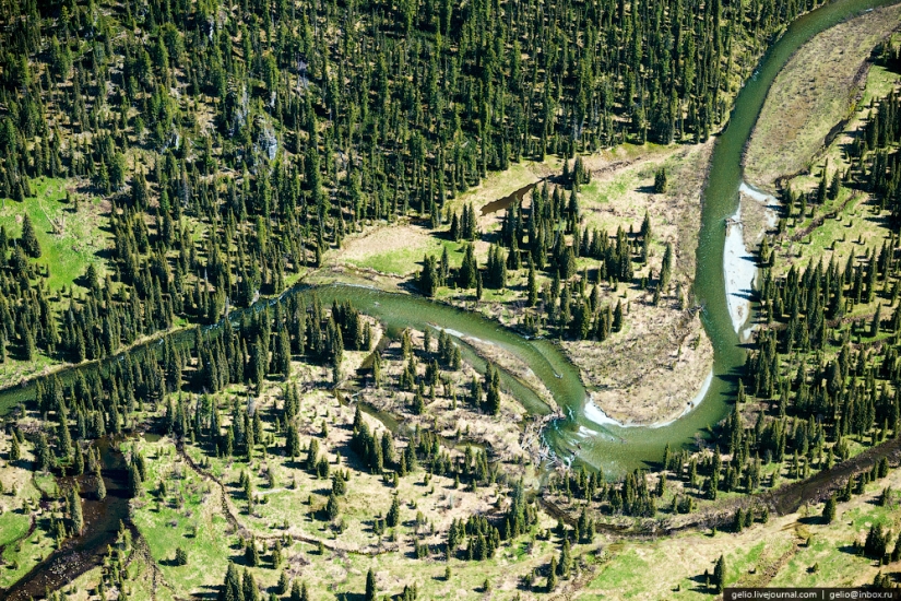 Jakasia desde una altura: Parque Natural Ergaki, Central hidroeléctrica Sayano-Shushenskaya y Abakan Jakasia desde una altura: Parque Natural Ergaki, Central hidroeléctrica Sayano-Shushenskaya y Abakan