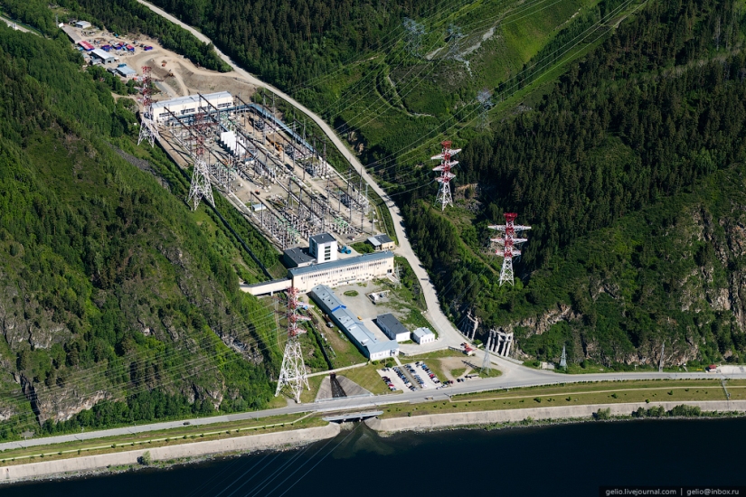 Jakasia desde una altura: Parque Natural Ergaki, Central hidroeléctrica Sayano-Shushenskaya y Abakan Jakasia desde una altura: Parque Natural Ergaki, Central hidroeléctrica Sayano-Shushenskaya y Abakan
