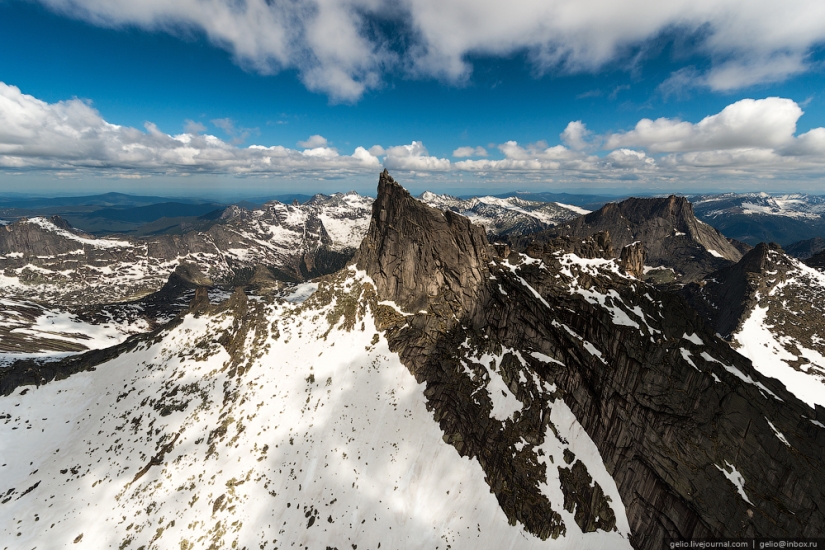 Jakasia desde una altura: Parque Natural Ergaki, Central hidroeléctrica Sayano-Shushenskaya y Abakan Jakasia desde una altura: Parque Natural Ergaki, Central hidroeléctrica Sayano-Shushenskaya y Abakan