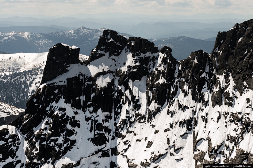 Jakasia desde una altura: Parque Natural Ergaki, Central hidroeléctrica Sayano-Shushenskaya y Abakan Jakasia desde una altura: Parque Natural Ergaki, Central hidroeléctrica Sayano-Shushenskaya y Abakan