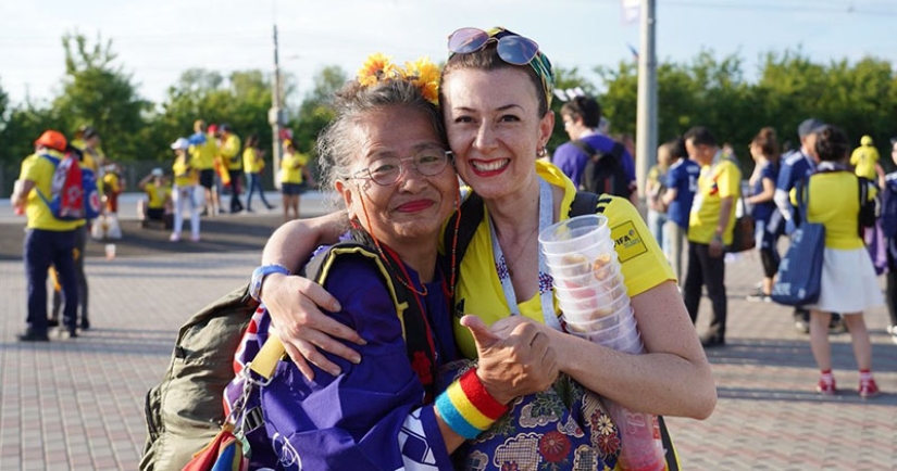 Japanese gift: a fan grandmother gave her lucky kimono to a cheerleader from Colombia after a match in Saransk