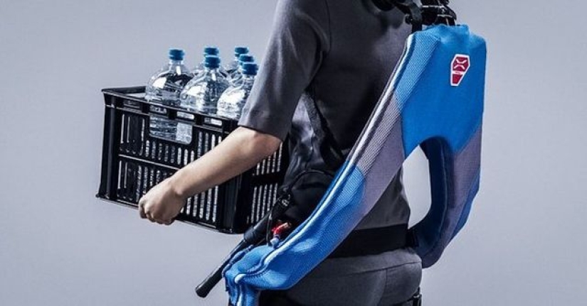 Japanese old men use exoskeletons to keep working