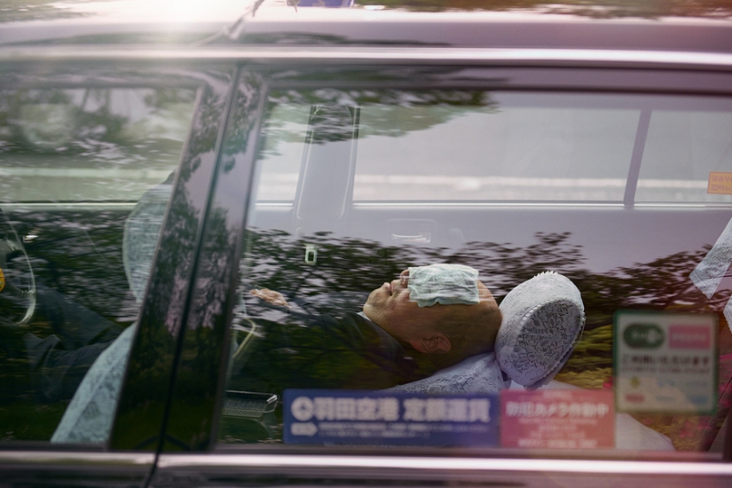 Japanese taxi drivers sleeping in the middle of the street in the middle of the day in William Green's photo series Japanese taxi drivers sleeping in the middle of the street in the middle of the day in William Green's photo series