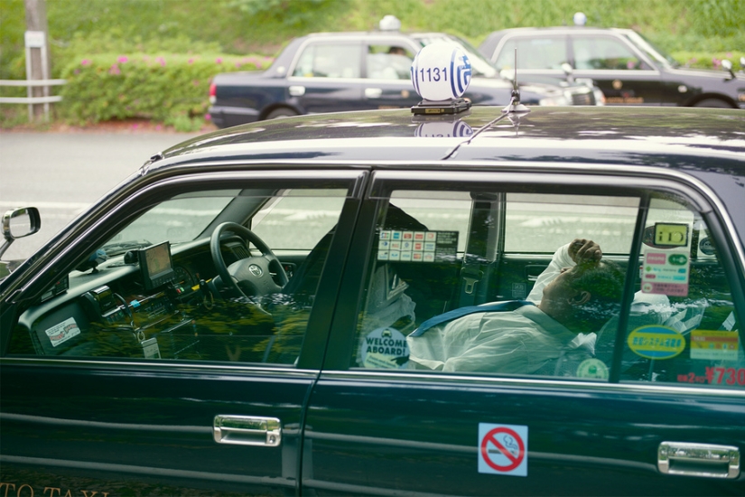 Japanese taxi drivers sleeping in the middle of the street in the middle of the day in William Green's photo series Japanese taxi drivers sleeping in the middle of the street in the middle of the day in William Green's photo series
