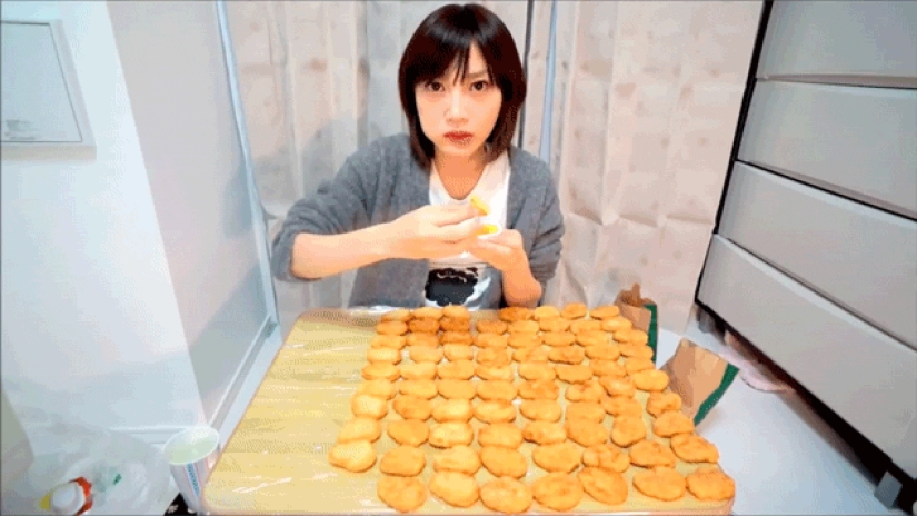 Japanese woman eats 60 burgers and 3 kilos of noodles in one sitting and remains slim Japanese woman eats 60 burgers and 3 kilos of noodles in one sitting and remains slim