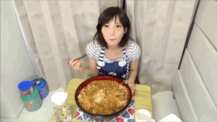 Japanese woman eats 60 burgers and 3 kilos of noodles in one sitting and remains slim Japanese woman eats 60 burgers and 3 kilos of noodles in one sitting and remains slim