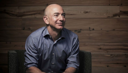 Jeff Bezos, CEO de Amazon, se ha convertido en el hombre más rico de la historia