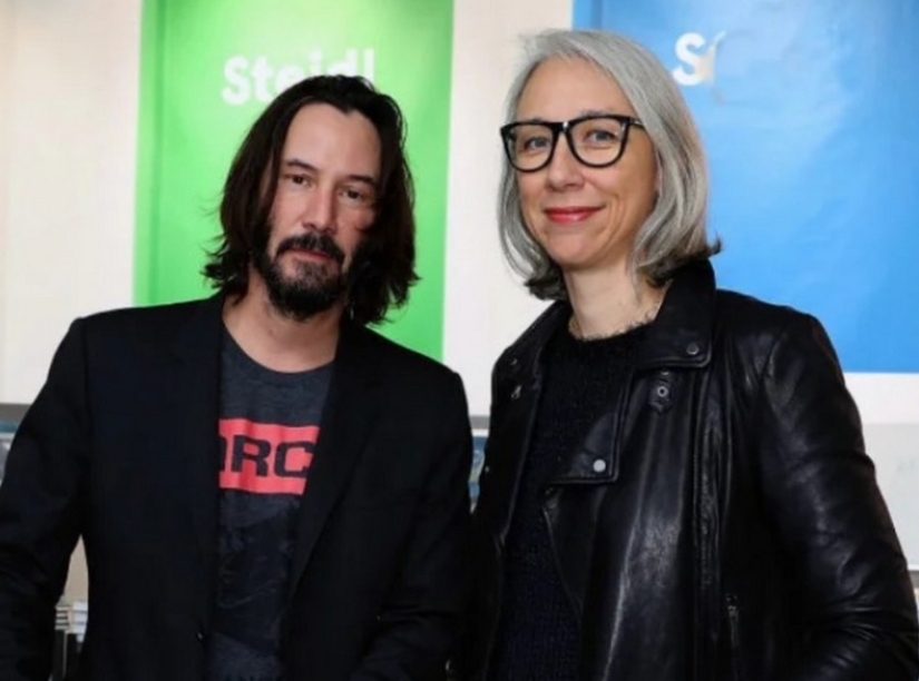 Keanu Reeves finally got a girlfriend, but she was immediately called "weird" Keanu Reeves finally got a girlfriend, but she was immediately called "weird"