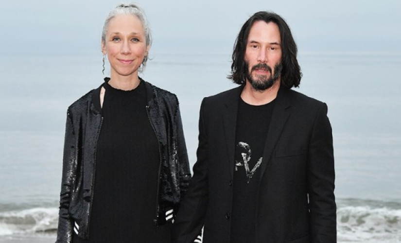 Keanu Reeves finally got a girlfriend, but she was immediately called "weird" Keanu Reeves finally got a girlfriend, but she was immediately called "weird"