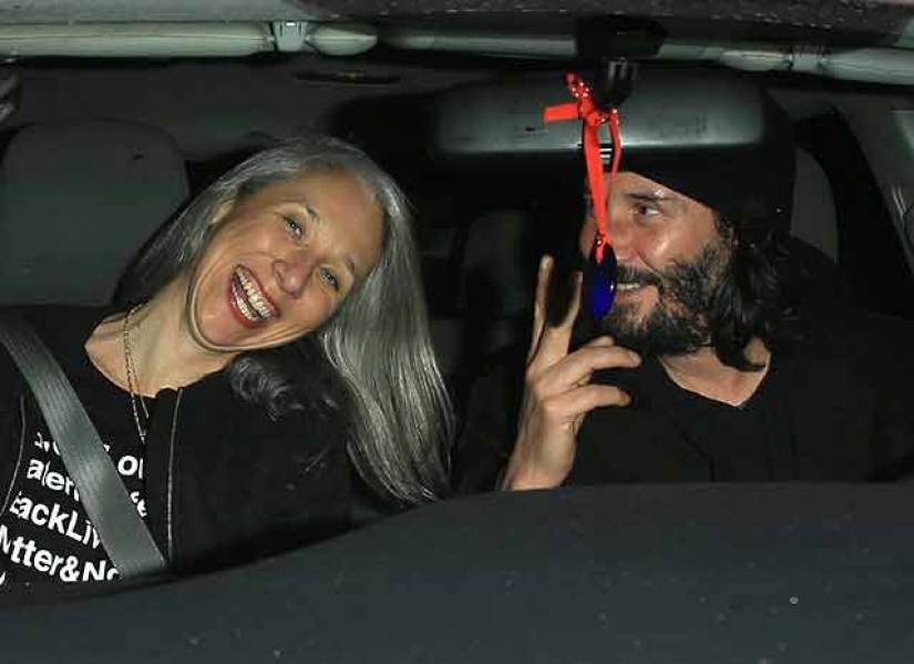Keanu Reeves finally got a girlfriend, but she was immediately called "weird" Keanu Reeves finally got a girlfriend, but she was immediately called "weird"