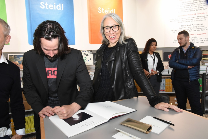 Keanu Reeves finally got a girlfriend, but she was immediately called "weird" Keanu Reeves finally got a girlfriend, but she was immediately called "weird"