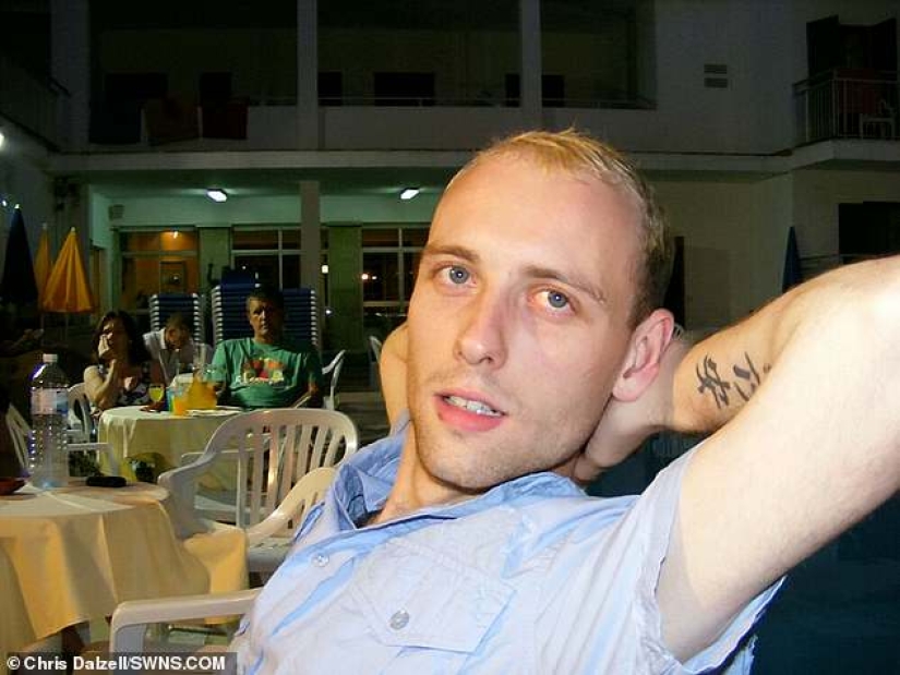 "Kids, don't be scared, this is your dad": an Irishman spent 36 thousand dollars on tattoos and turned into a kind of skeleton "Kids, don't be scared, this is your dad": an Irishman spent 36 thousand dollars on tattoos and turned into a kind of skeleton