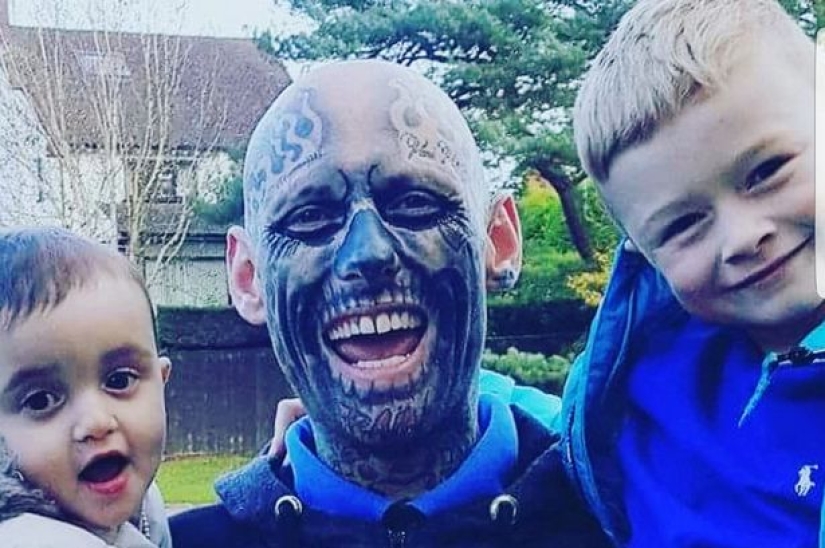 "Kids, don't be scared, this is your dad": an Irishman spent 36 thousand dollars on tattoos and turned into a kind of skeleton "Kids, don't be scared, this is your dad": an Irishman spent 36 thousand dollars on tattoos and turned into a kind of skeleton