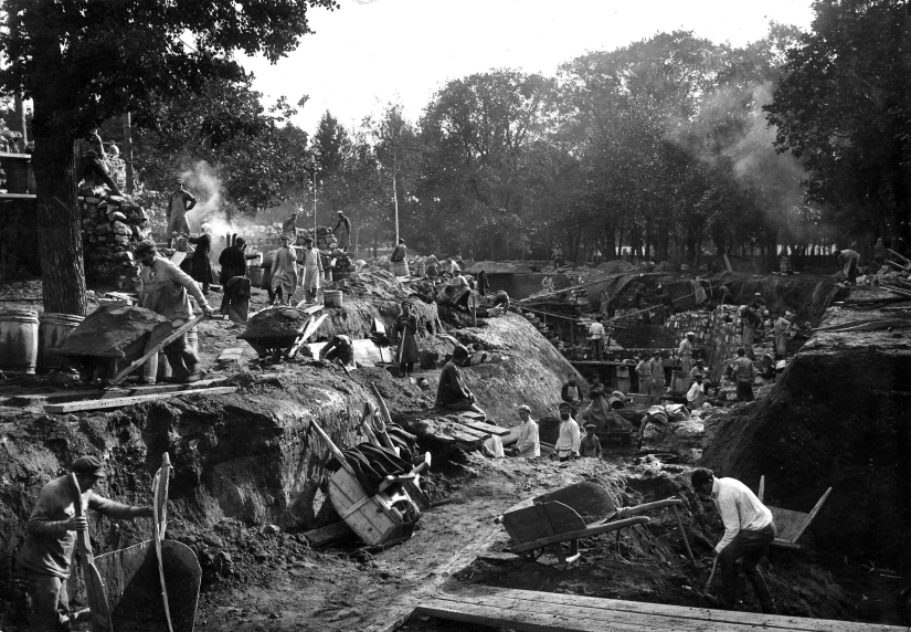 Kids in a cage: 154 years of the Moscow Zoo
