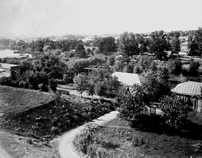 Kids in a cage: 154 years of the Moscow Zoo