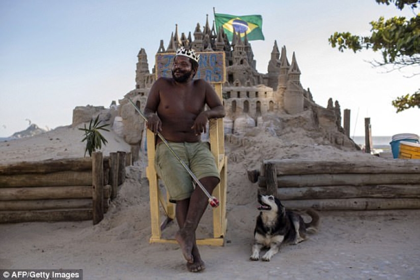 King of the beach: the Brazilian has been living in a sand castle for 22 years King of the beach: the Brazilian has been living in a sand castle for 22 years