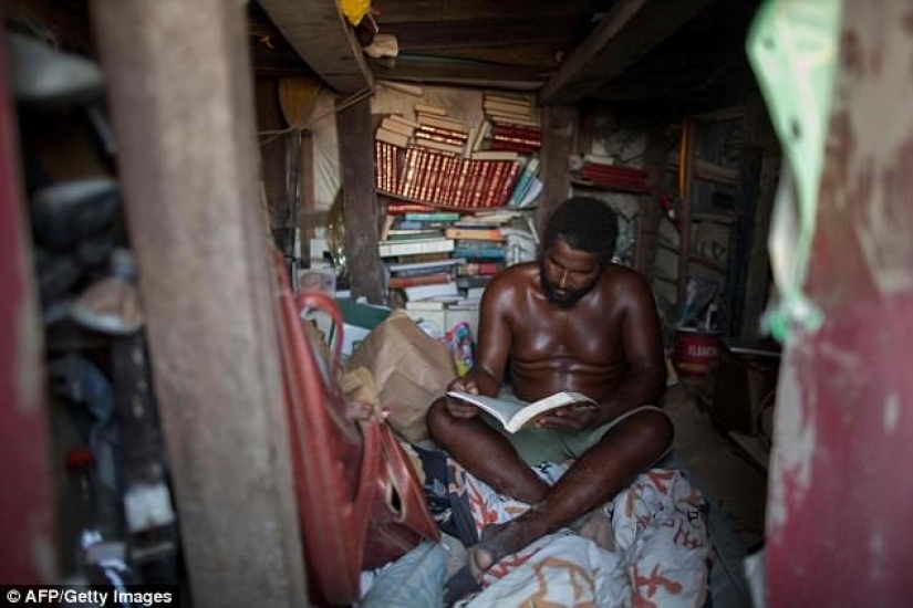 King of the beach: the Brazilian has been living in a sand castle for 22 years King of the beach: the Brazilian has been living in a sand castle for 22 years