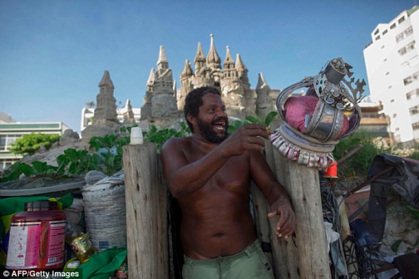 King of the beach: the Brazilian has been living in a sand castle for 22 years King of the beach: the Brazilian has been living in a sand castle for 22 years